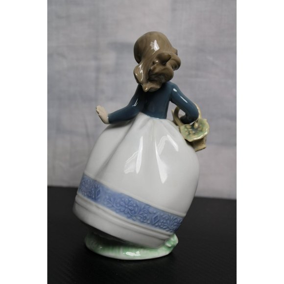 Lladro Nao Figurine Girl with Flower Basket Made in Spain - Picture 3 of 7